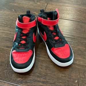Boys size 2.5 Y Nike basketball shoes